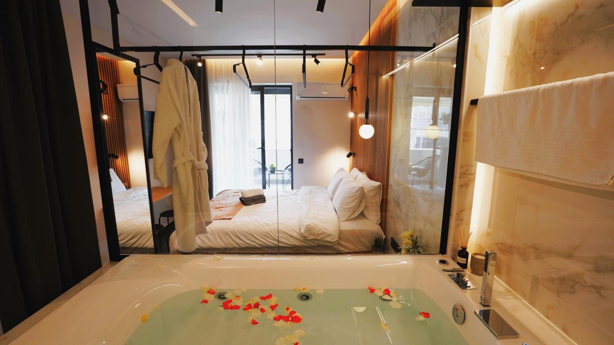 Luxury Suites With Jacuzzi By Sea&Thecity เทสซาโลนิกิ ภายนอก รูปภาพ