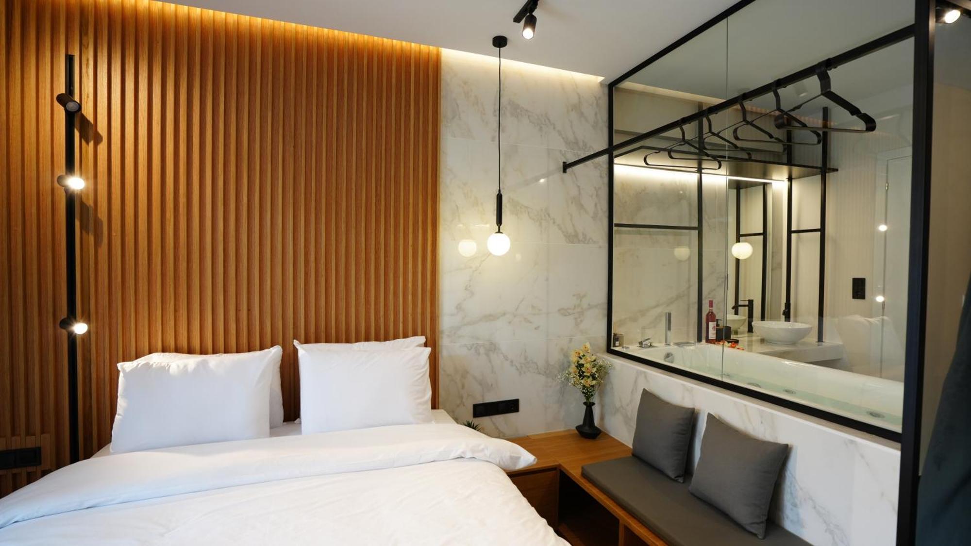 Luxury Suites With Jacuzzi By Sea&Thecity เทสซาโลนิกิ ภายนอก รูปภาพ