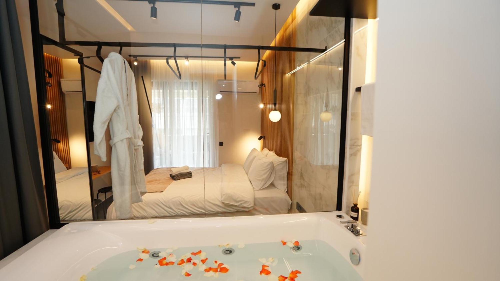 Luxury Suites With Jacuzzi By Sea&Thecity เทสซาโลนิกิ ภายนอก รูปภาพ