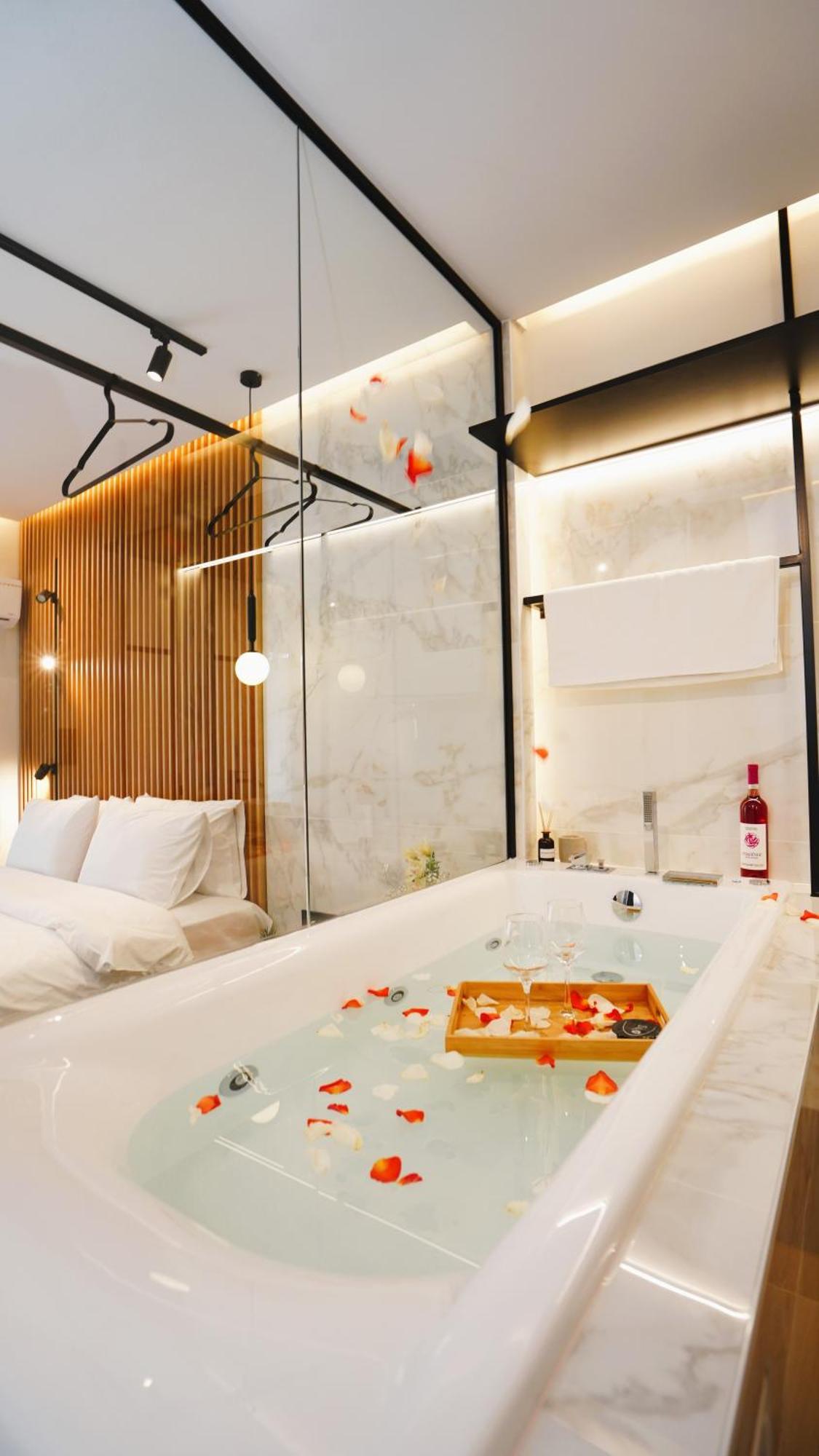 Luxury Suites With Jacuzzi By Sea&Thecity เทสซาโลนิกิ ภายนอก รูปภาพ