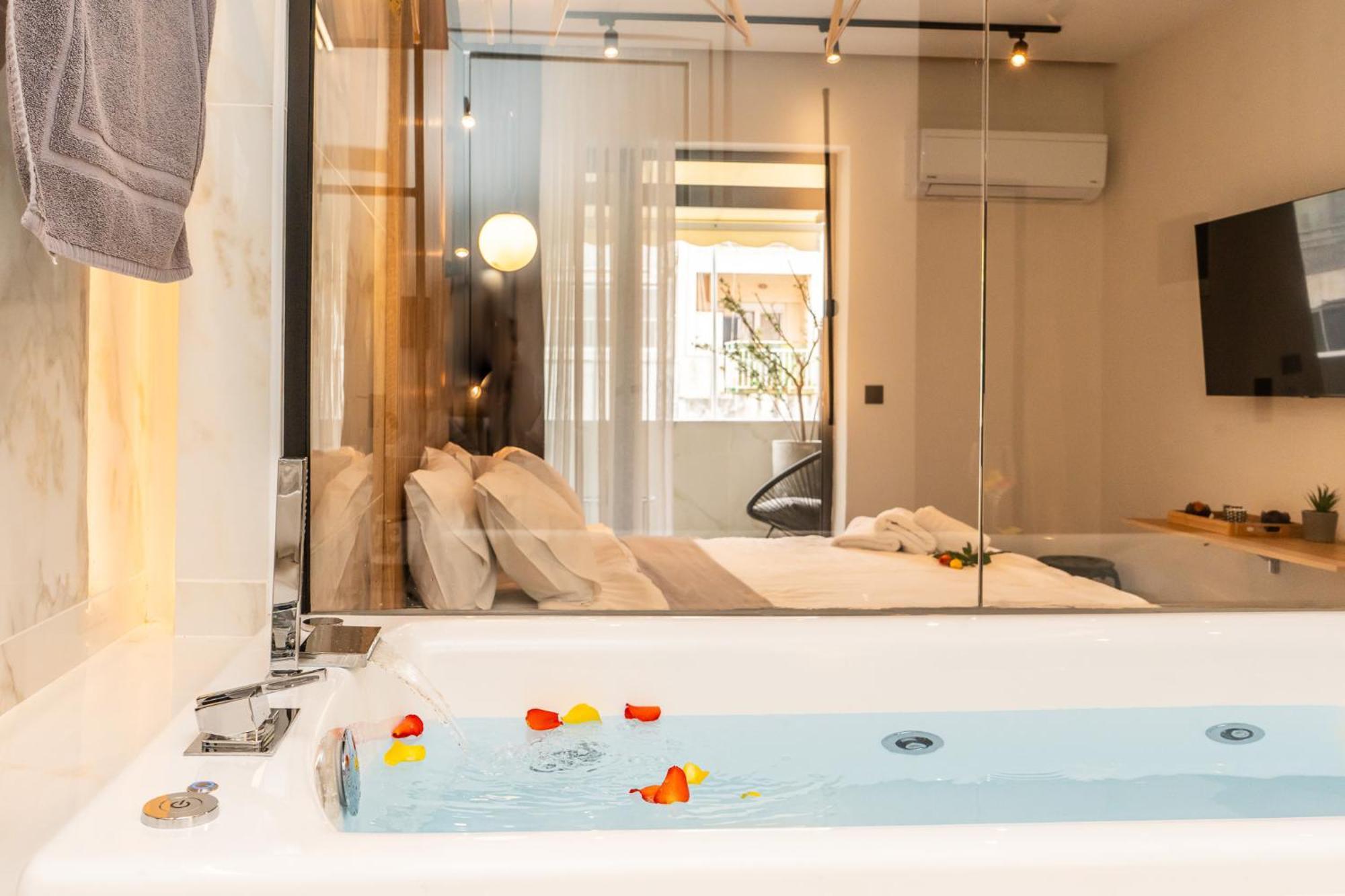 Luxury Suites With Jacuzzi By Sea&Thecity เทสซาโลนิกิ ภายนอก รูปภาพ