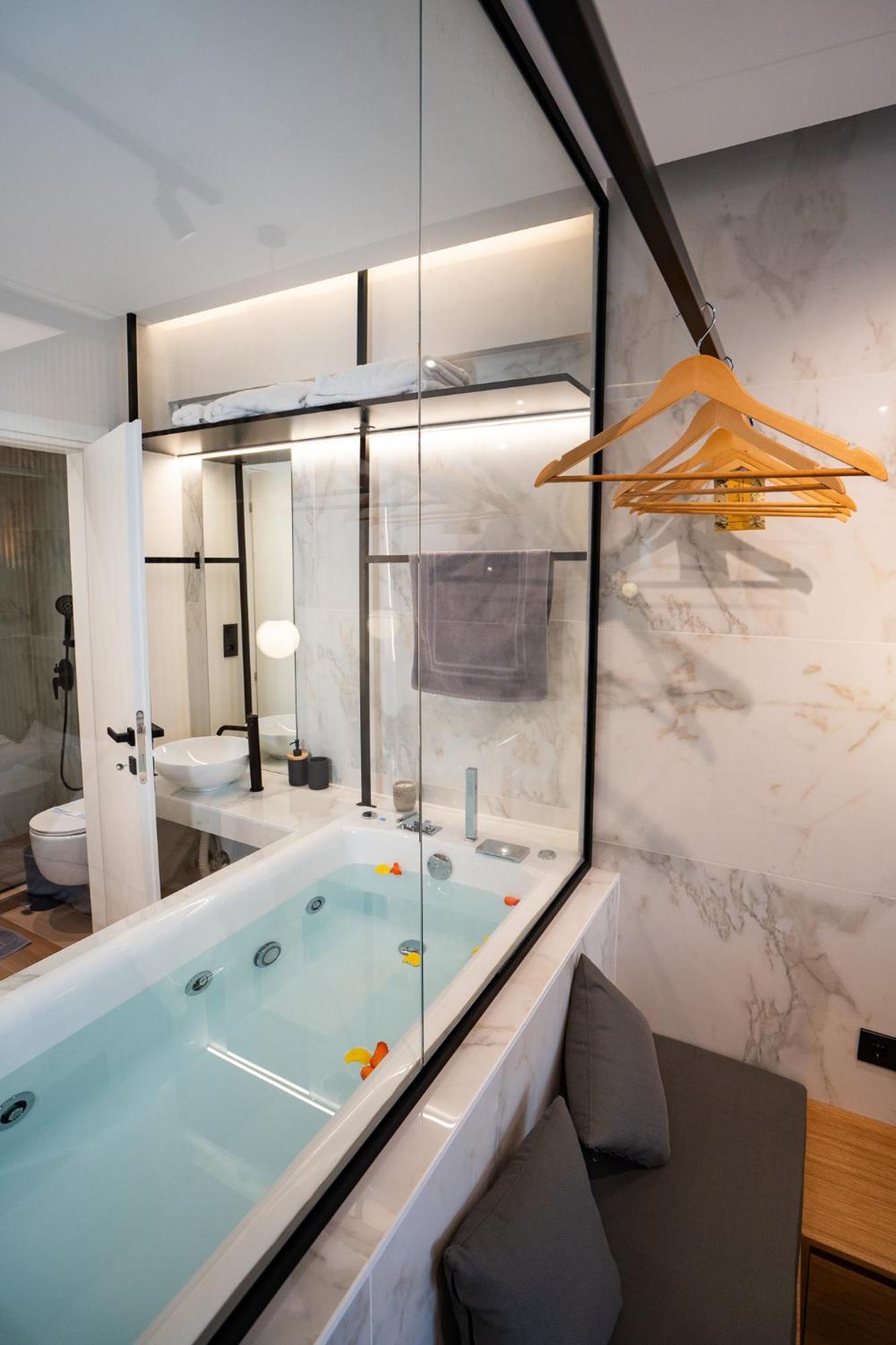 Luxury Suites With Jacuzzi By Sea&Thecity เทสซาโลนิกิ ภายนอก รูปภาพ